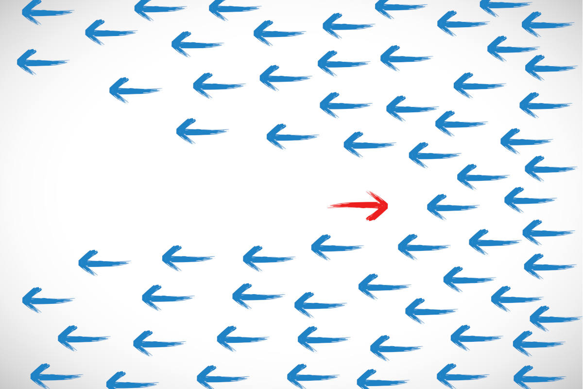 Blaue Pfeile und ein roter Pfeil, der in die andere Richtung zeigt