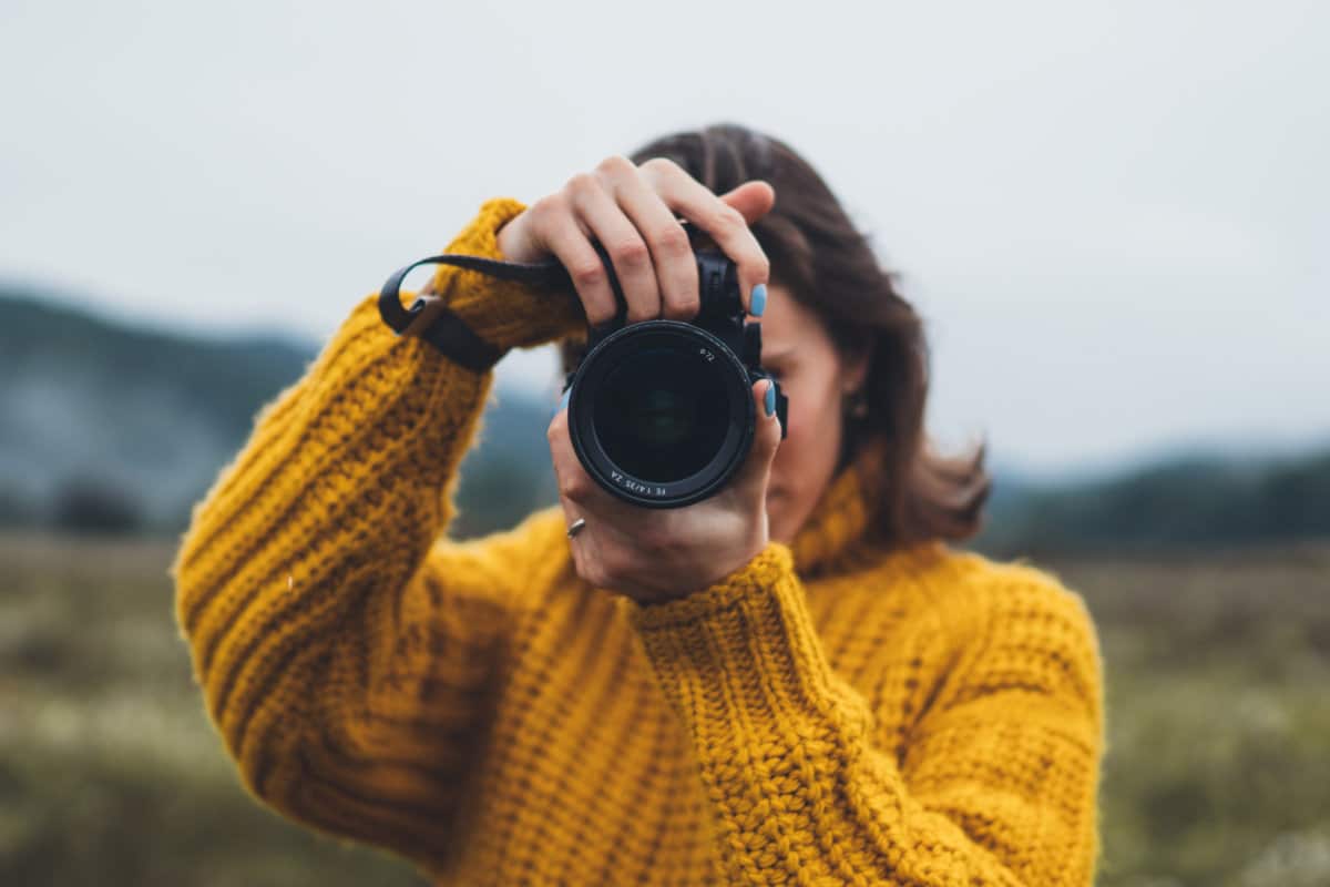 Pinterest für Unternehmen: Man sieht eine Frau, die ein Foto macht