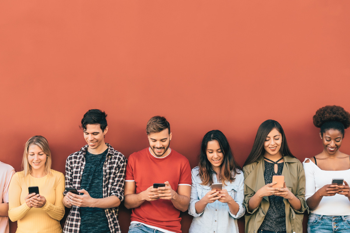 Eine Gruppe von jungen Personen, die ihre Smartphones in der Hand haben