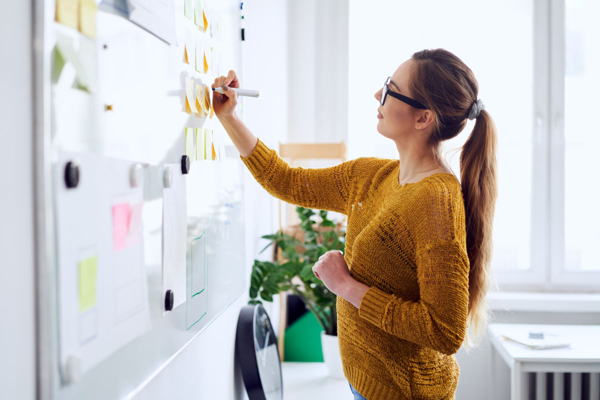 Eine Frau plant eine Social-Media-Strategie