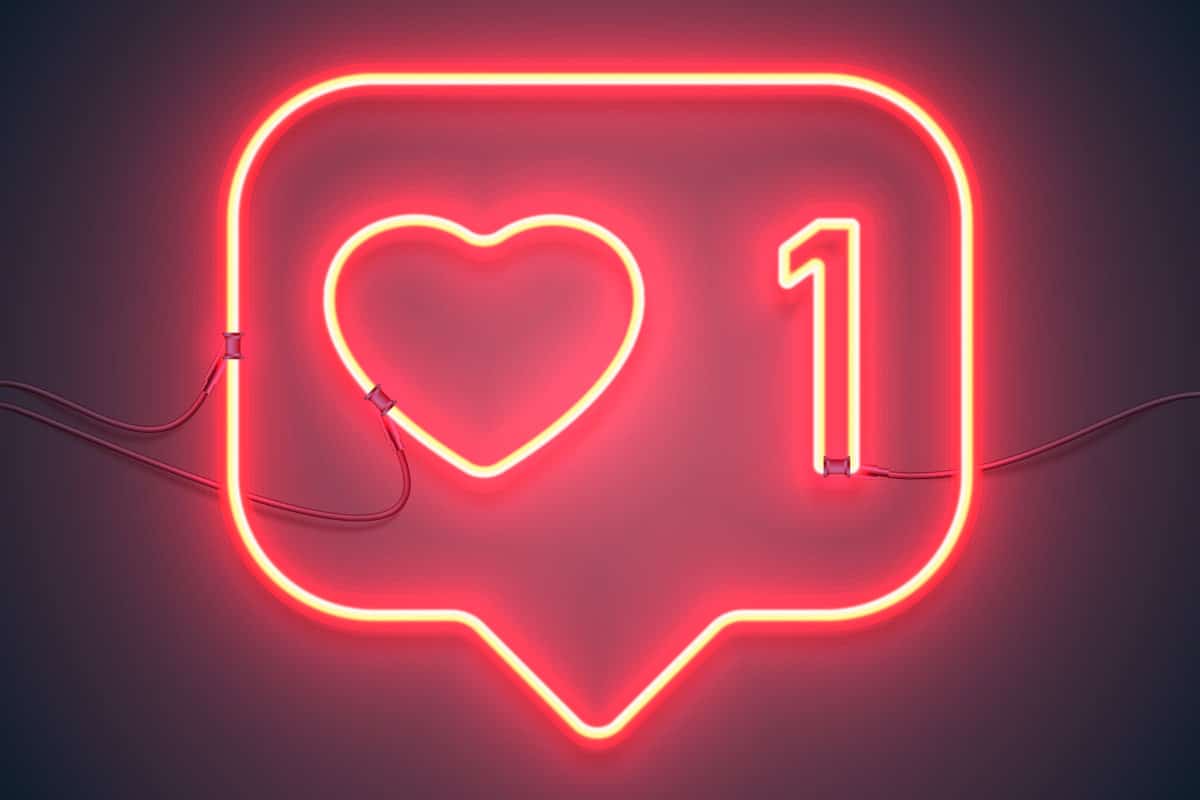Man sieht eine rote Neon-Leuchtschrift: Eine Sprechblase, in der ein Herz und die Nummer Eins platziert wurden