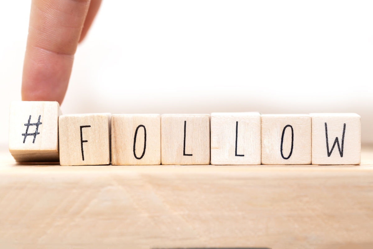 "# follow"-Schriftzug auf Holzwürfel gedruckt