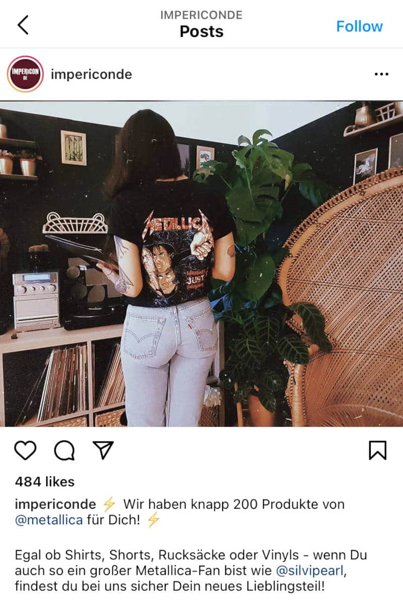 Man sieht einen Post der Marke Impericon, auf dem eine Frau mit einem Metallica-T-Shirt gezeigt wird. 
