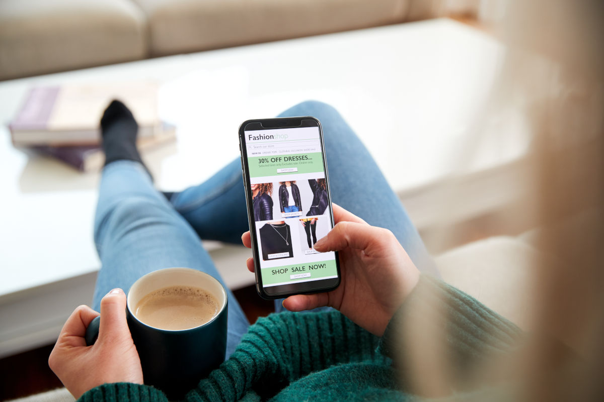 Frau shoppt am Smartphone