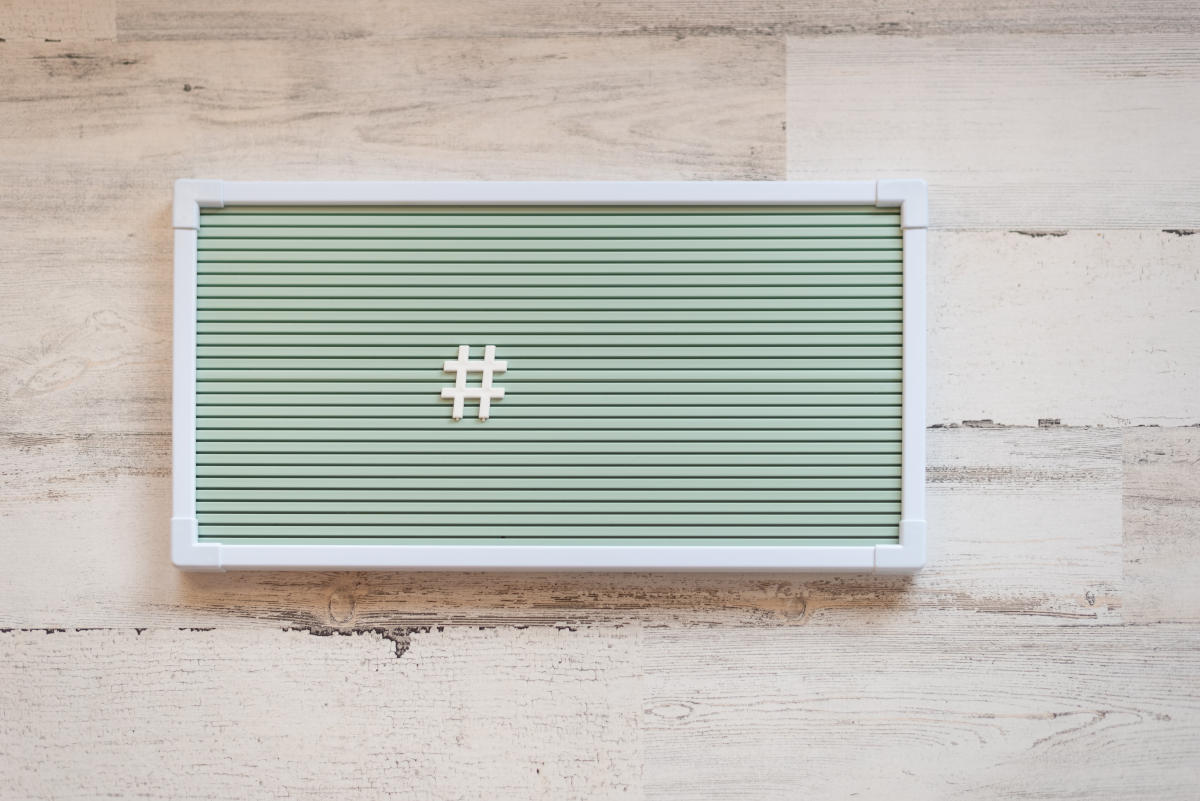 Hashtag auf einem grünen Board